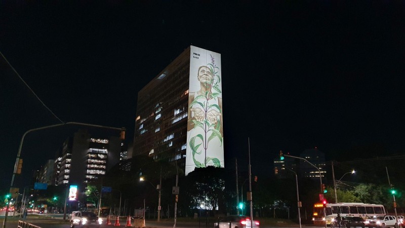 Obra de arte urbana ganha iluminação