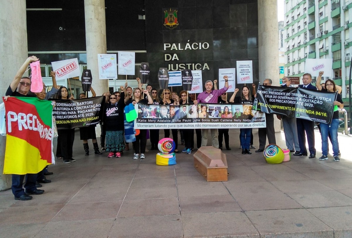 Sinapers realiza manifestação pelo pagamento de precatórios