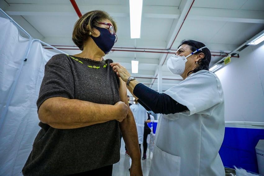 Covid-19: Porto Alegre começa aplicação da quarta dose em idosos acima de 80 anos nesta terça