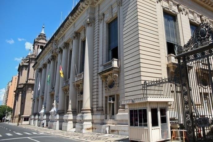 Governo mantém sistema misto de pagamento do Executivo na folha de julho Governo mantém sistema misto de pagamento do Executivo na folha de julho